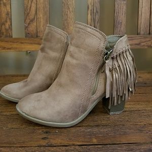 *SOLD* Size 7.5  Fringe Ankle Boots